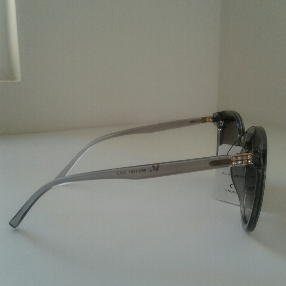 3 Pair of Fashion Sunglasses - Picture 7 of 7